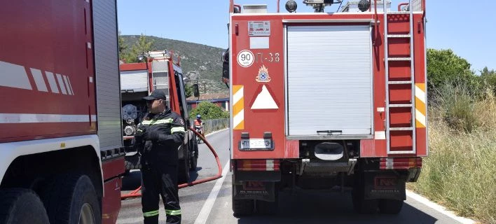Λάρισα: Φωτιά σε εργοστάσιο ανακύκλωσης χαρτιού